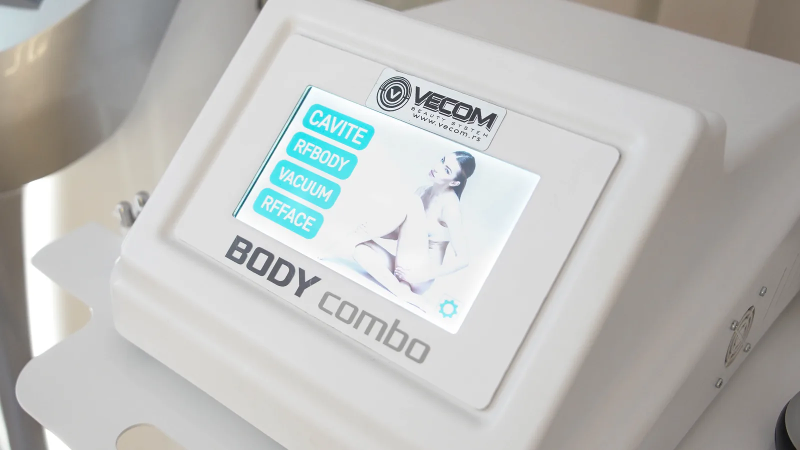 Aparatul Body Combo folosit pentru cavitație corporală la Cellulite Expert