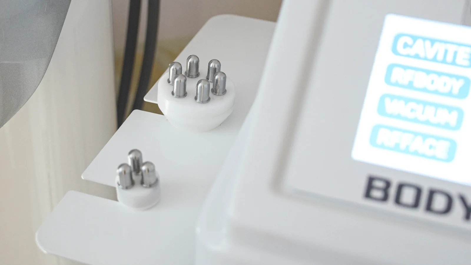 Manipulele de radiofrecvență multipolară ale aparatului Body Combo